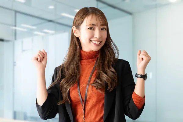 ガッツポーズをしてる30代女性OL